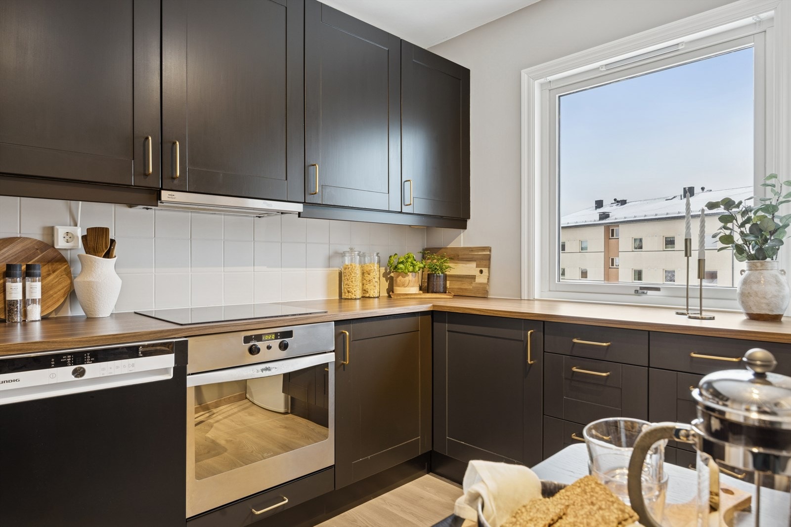 Kjøkkenet ble fornyet i 2023 med ny benkeplate i mørk eik, ny farge på fronter, samt nytt blandebatteri og vask. Galleribilde