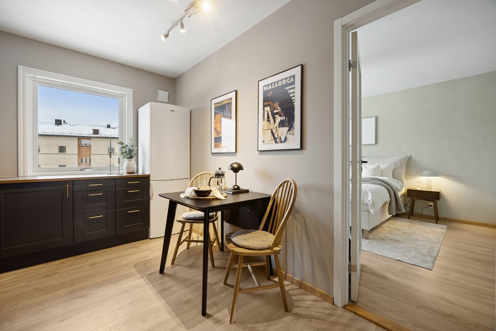 I det delvis adskilte kjøkkenet finner du en naturlig plass for et lite frokostbord, som skaper en hyggelig spiseplass i hverdagen. Galleribilde