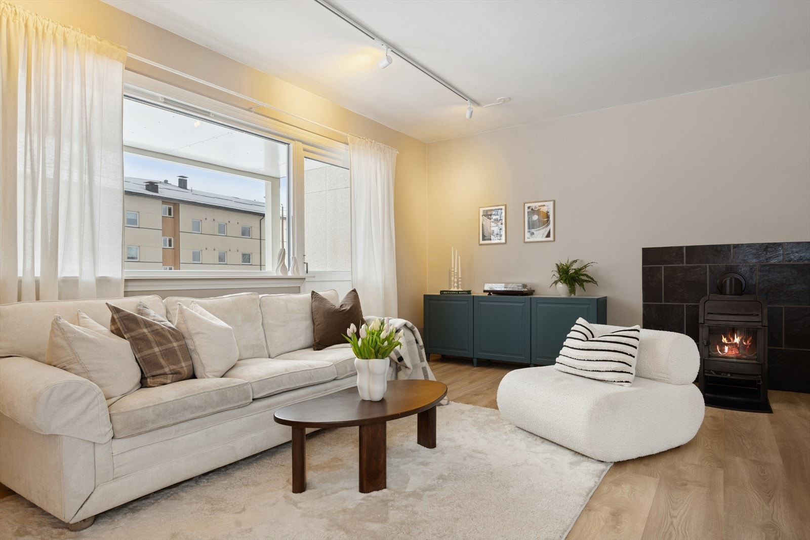 I stuen er det en lun og fin vedovn som gir deg godt med varme når temperaturene synker. Galleribilde