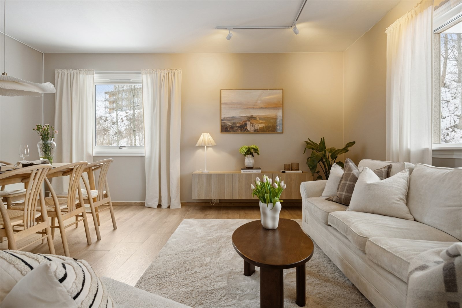 Leiligheten måler 74 kvm (BRA-i) og består av stue, kjøkken, entré, bad, wc-rom og 2 soverom. Utover dette har du også en ekstern bod på 10 kvm og bod på loft på 5 kvm. Galleribilde