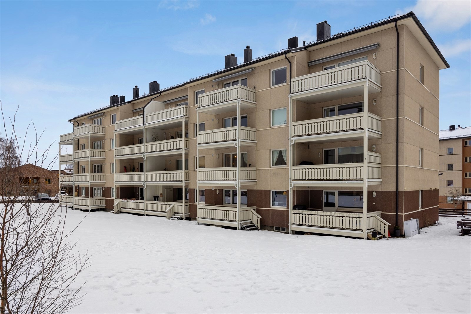 Fellesområdet er pent opparbeidet med frodige vekster, internstier og lekeapparater. På sommerhalvåret viser vekstene seg i flotte fargekombinasjoner. Galleribilde