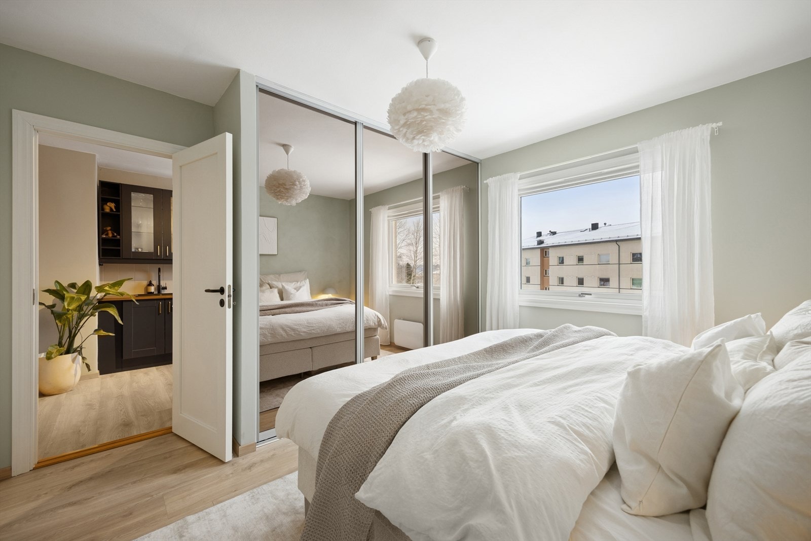 Det plassbygde garderobeskapet vil følge leiligheten ved salg. Galleribilde