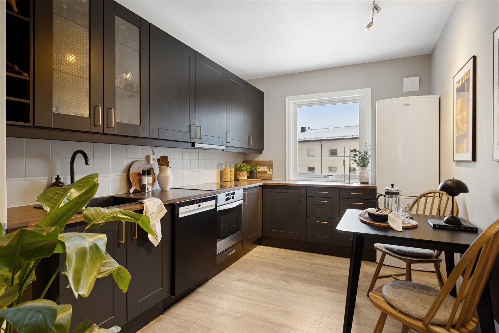 Kjøkkenet ligger delvis adskilt med adkomst fra stue. Galleribilde