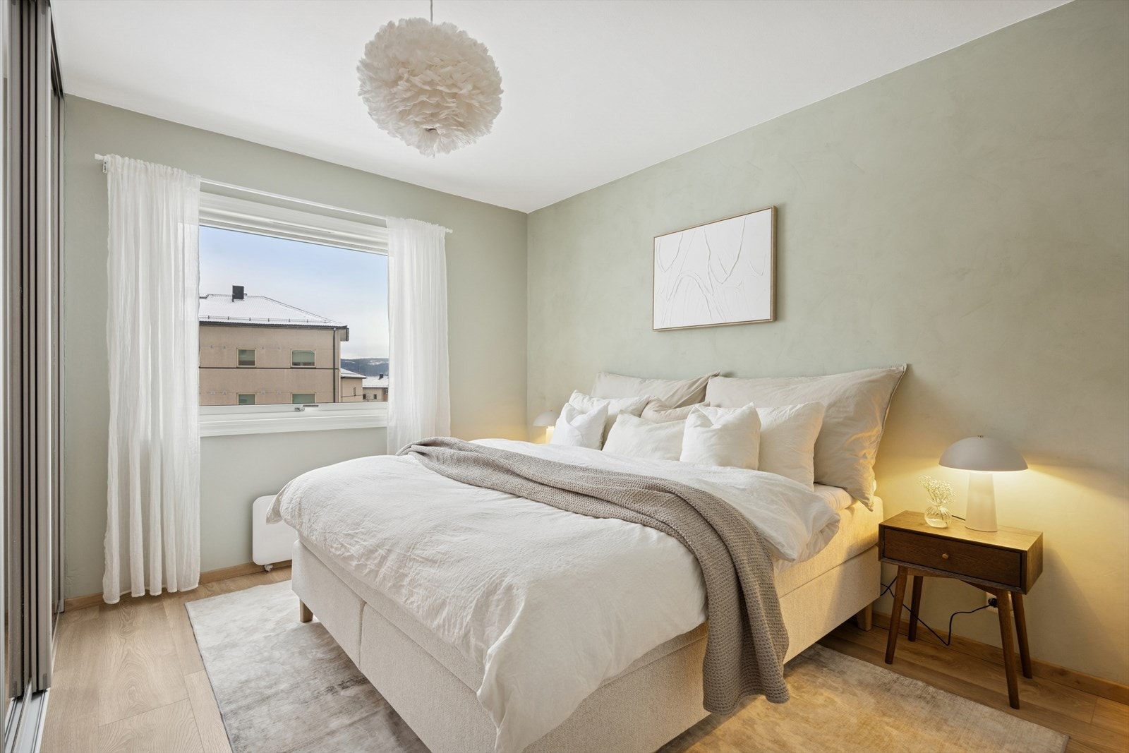 Hovedsoverommet måler hele 13,6 kvm og har god plass til seng av god størrelse, kontorpult/skrivepult og garderobeløsning. Galleribilde