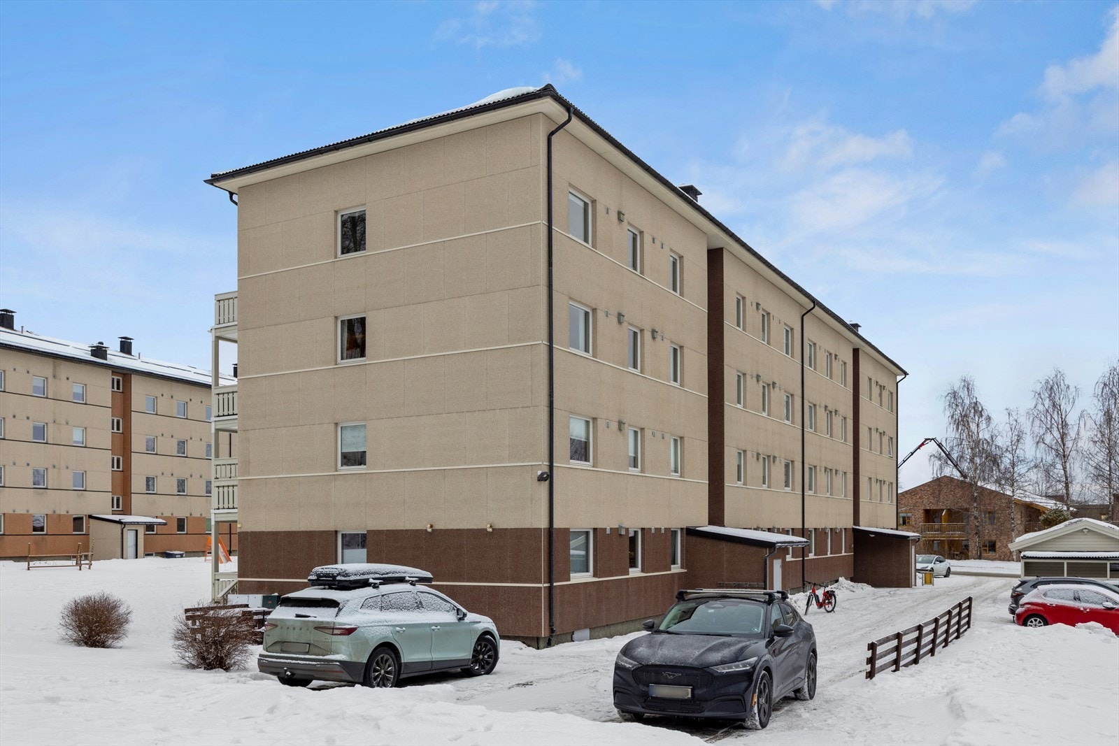 Det er svært gode parkeringsmuligheter i borrettslaget. Selger opplyser at de betaler 500kr i året for parkering med el-bil lader (lading kommer utenom). Galleribilde