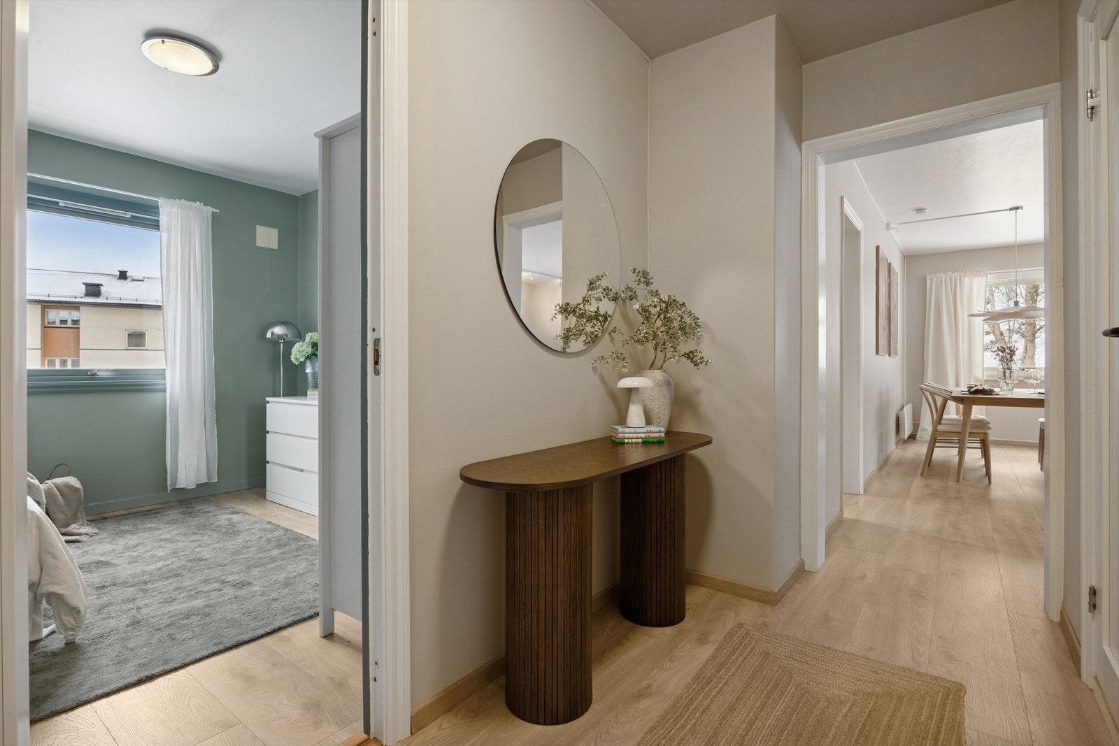 Den innbydende entréen har plass til oppheng/oppbevaring av yttertøy og sko. Galleribilde