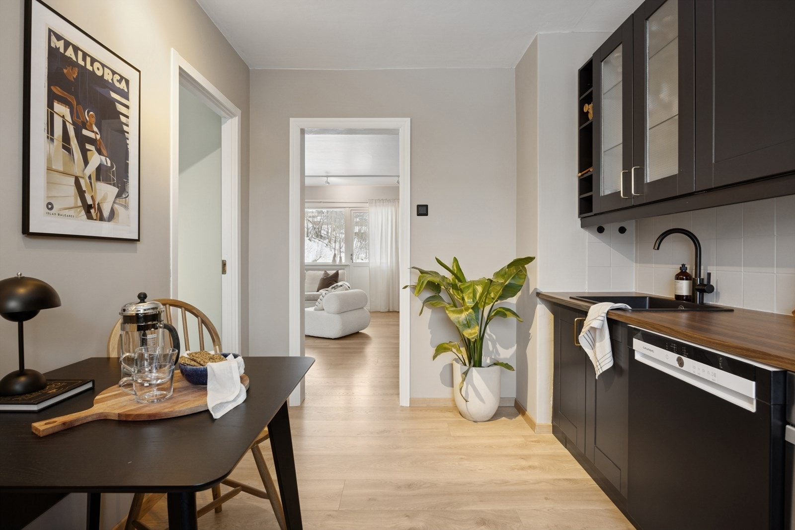 Takket være hjørneplasseringen og vinduer på tre sider, fylles leiligheten med rikelig naturlig lys og en behagelig, luftig atmosfære. Galleribilde