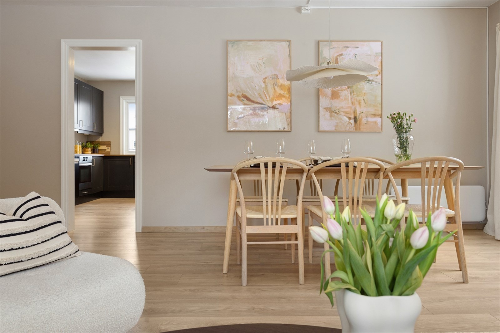 Her er det god plass til en større spisegruppe, med mulighet for å utvide når venner og familie inviteres hjem på middag. Galleribilde