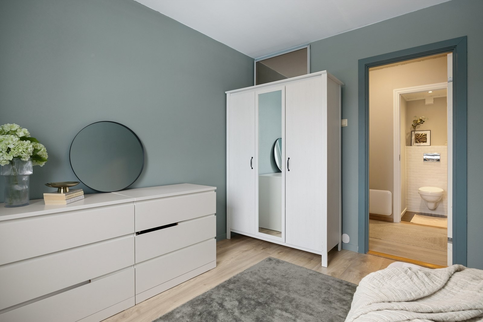 God plass til garderobeskap og ønsket møblement. Begge soverommene er malt i moderne og tidsriktige fargekombinasjoner. Galleribilde