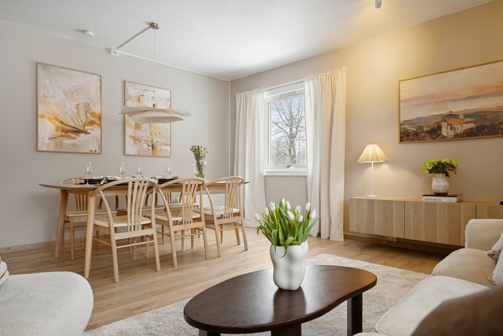 På gulvet er det lagt en svært flott én-stavs laminat, som for øvrig også er gjennomgående i alle oppholdsrom i leiligheten. Her kan du flytte rett inn uten å tenke på nærstående innvendig oppussing og vedlikehold. Galleribilde