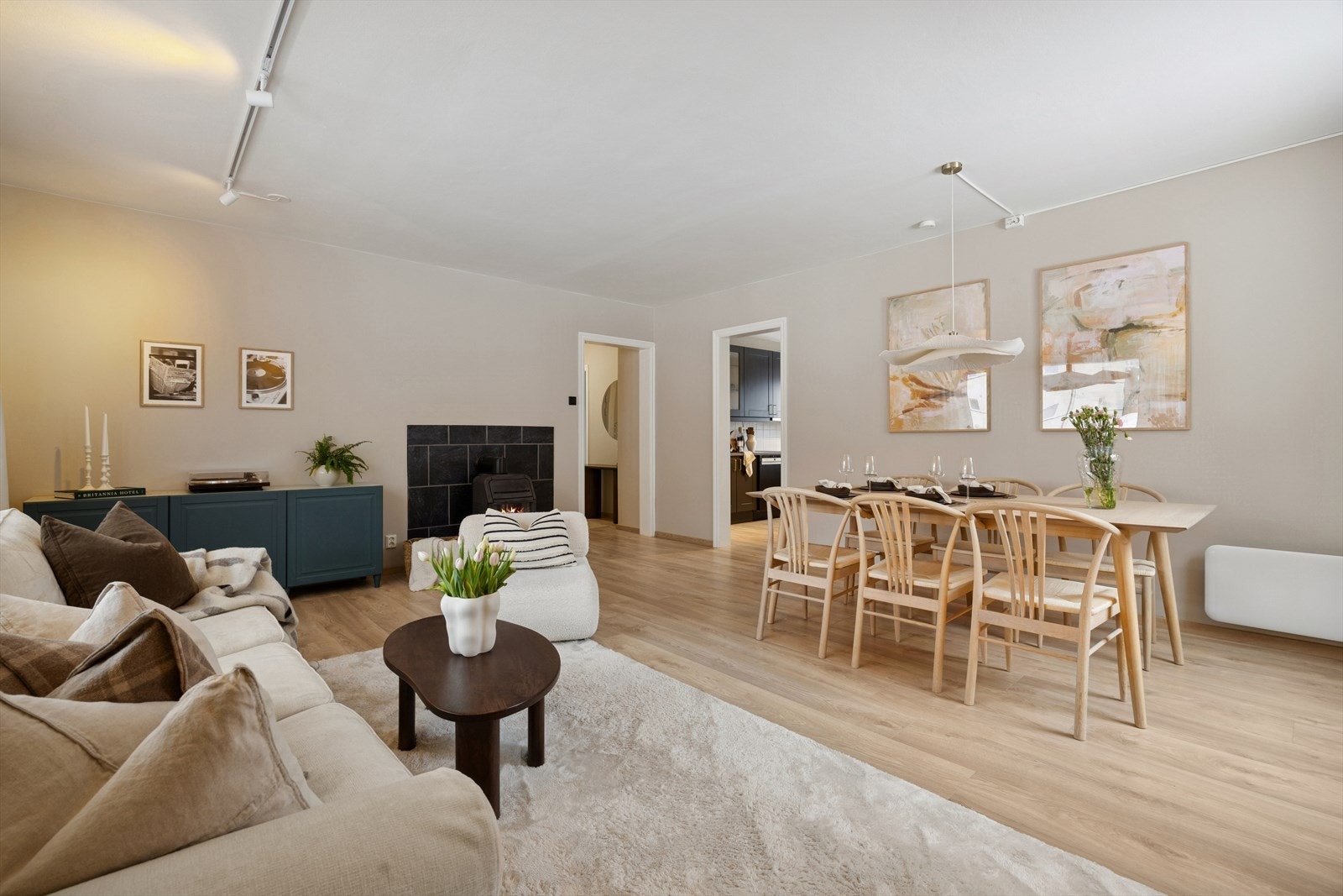 Stuen er innbydende og romslig med sine 28,1 kvm. Den gjennomtenkte planløsningen skaper naturlige soner for møblering. Galleribilde