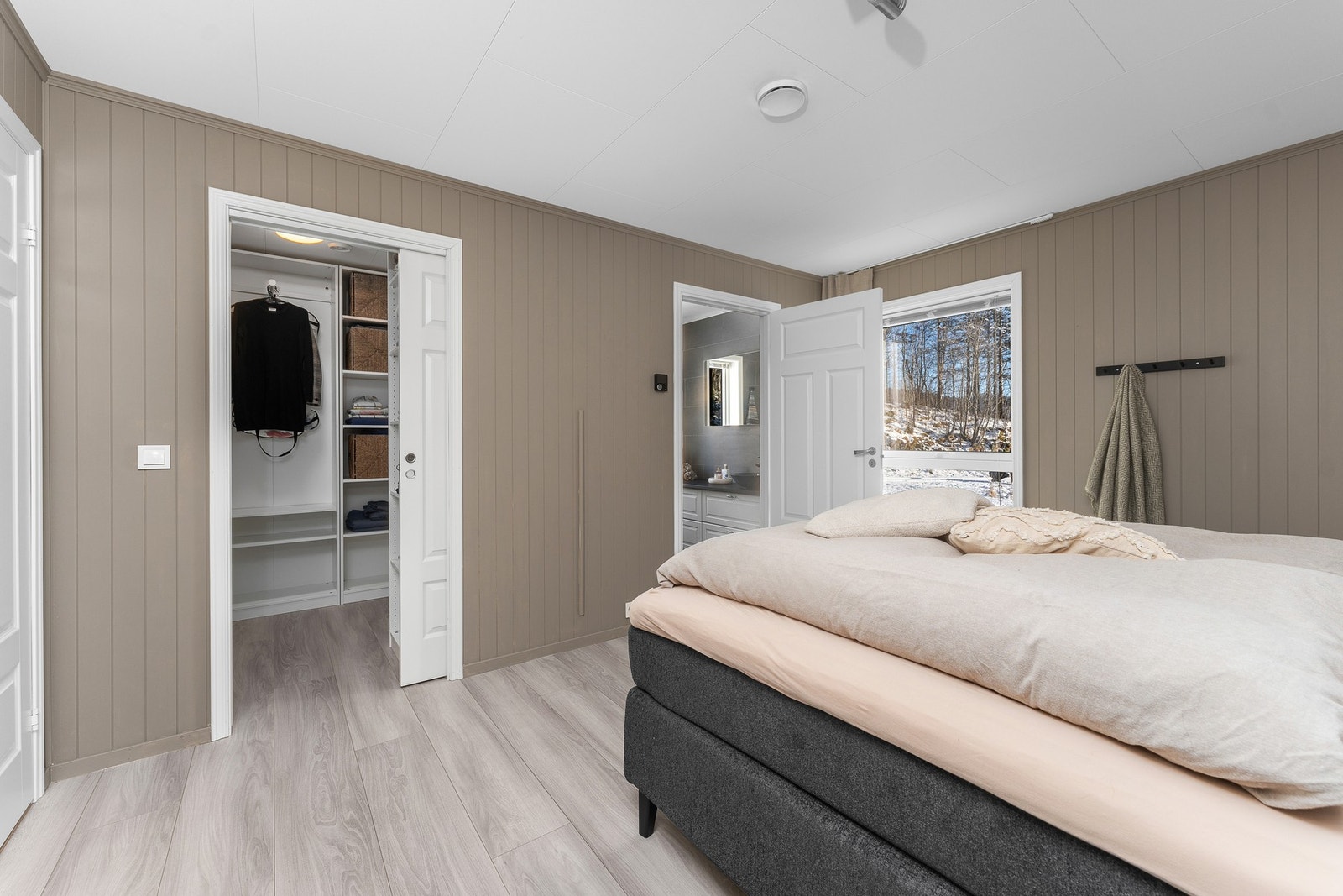 Hovedsoverom med eget bad og walk-in garderobe Galleribilde