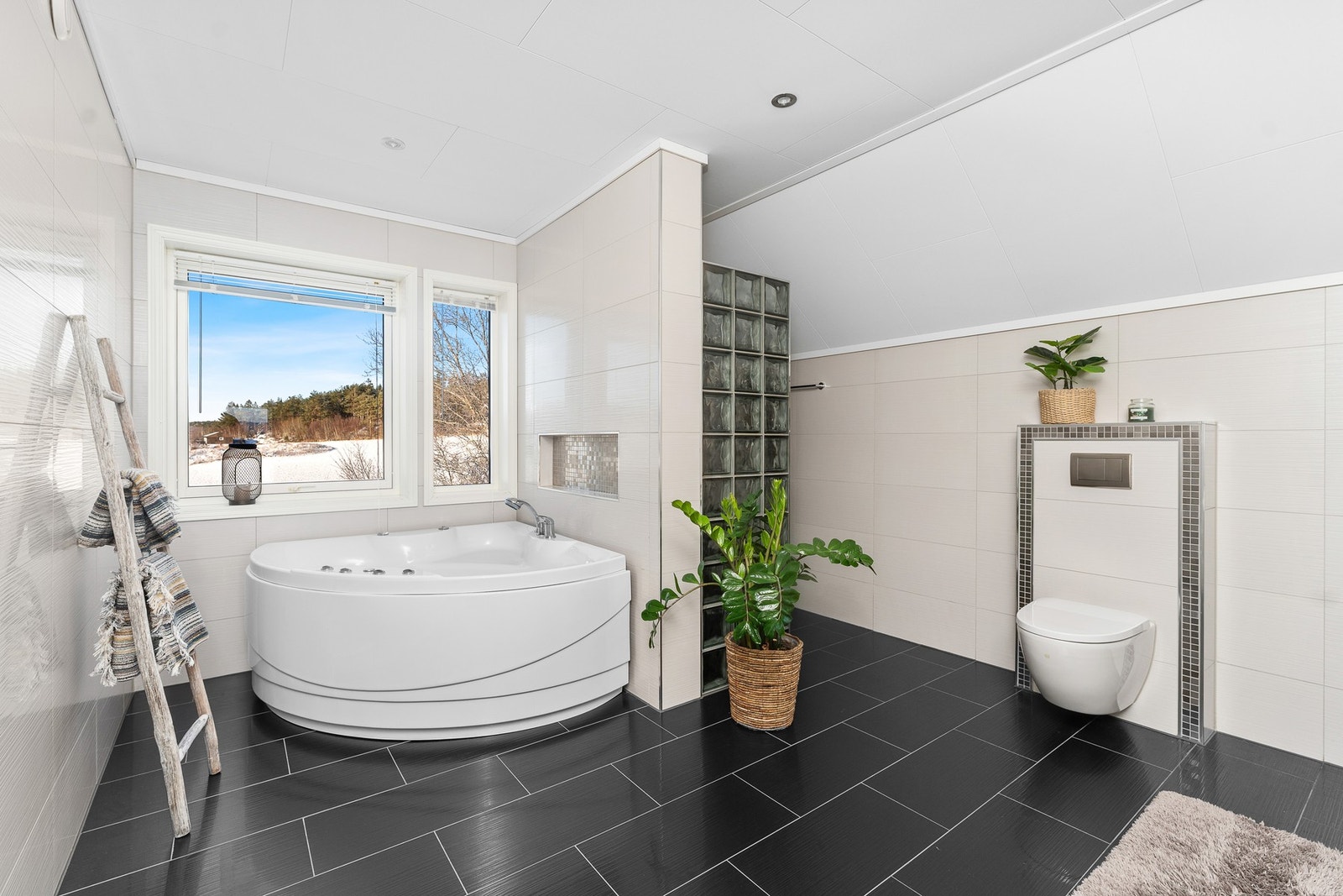 Bad med dusjnisje og badekar Galleribilde