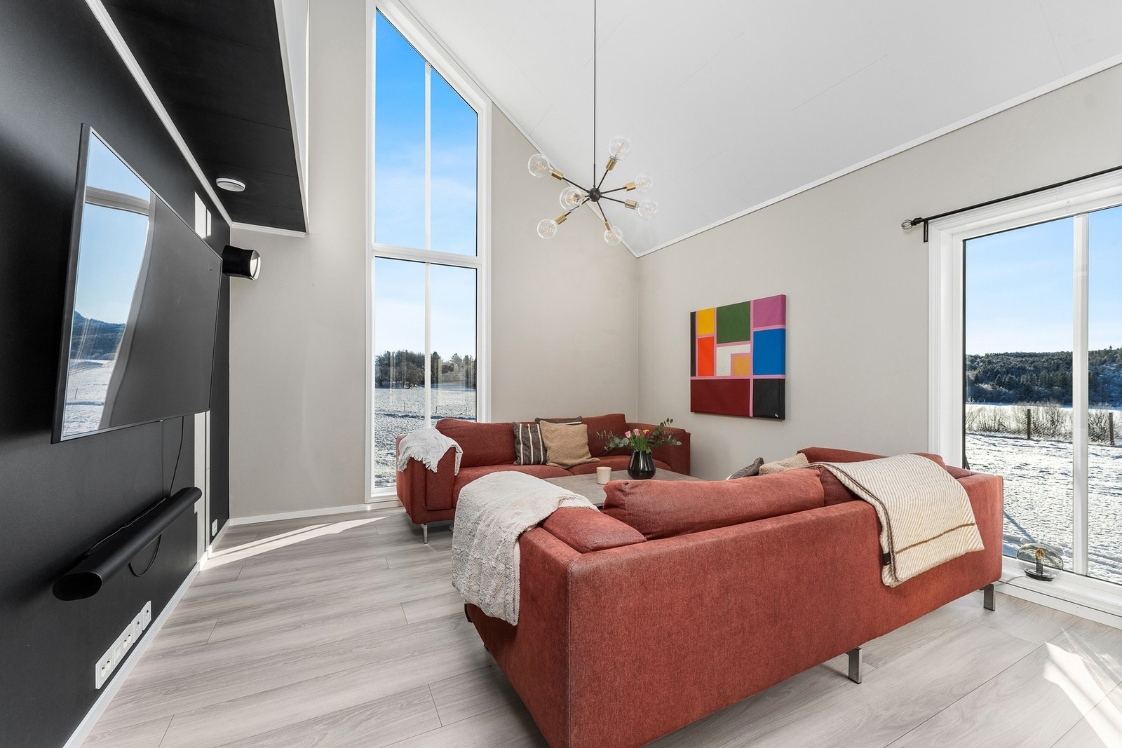 God plass i stuen til en stor sofagruppe Galleribilde