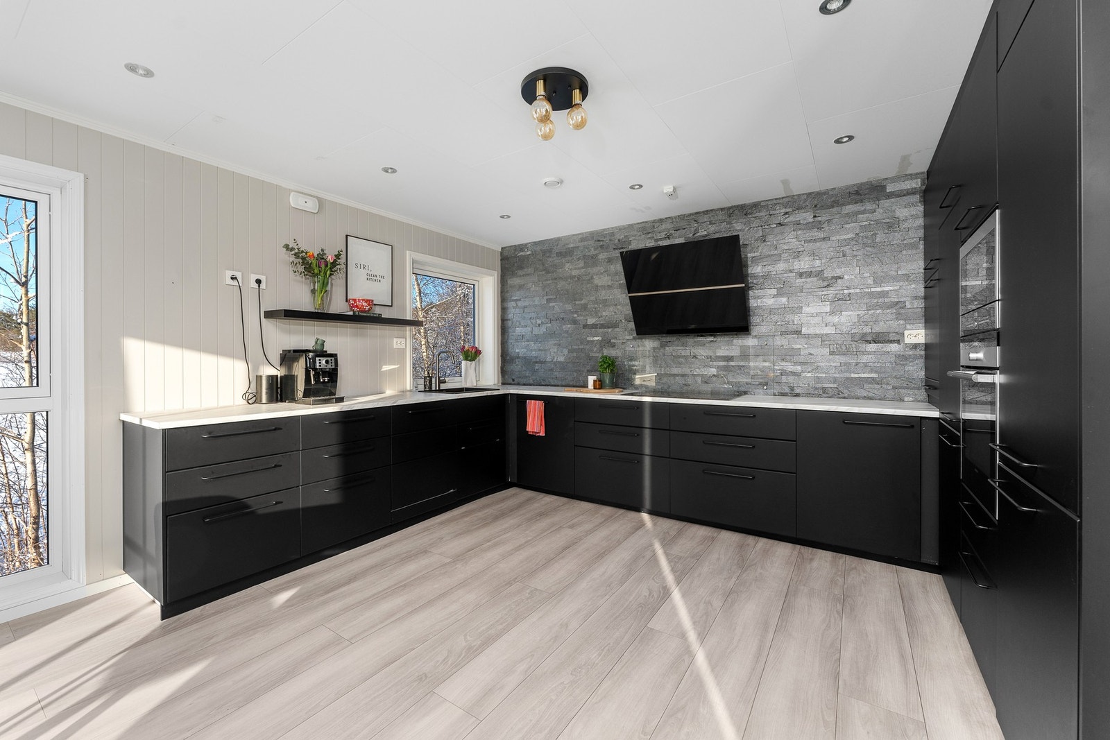 Godt med skap- og benkeplass på kjøkkenet Galleribilde