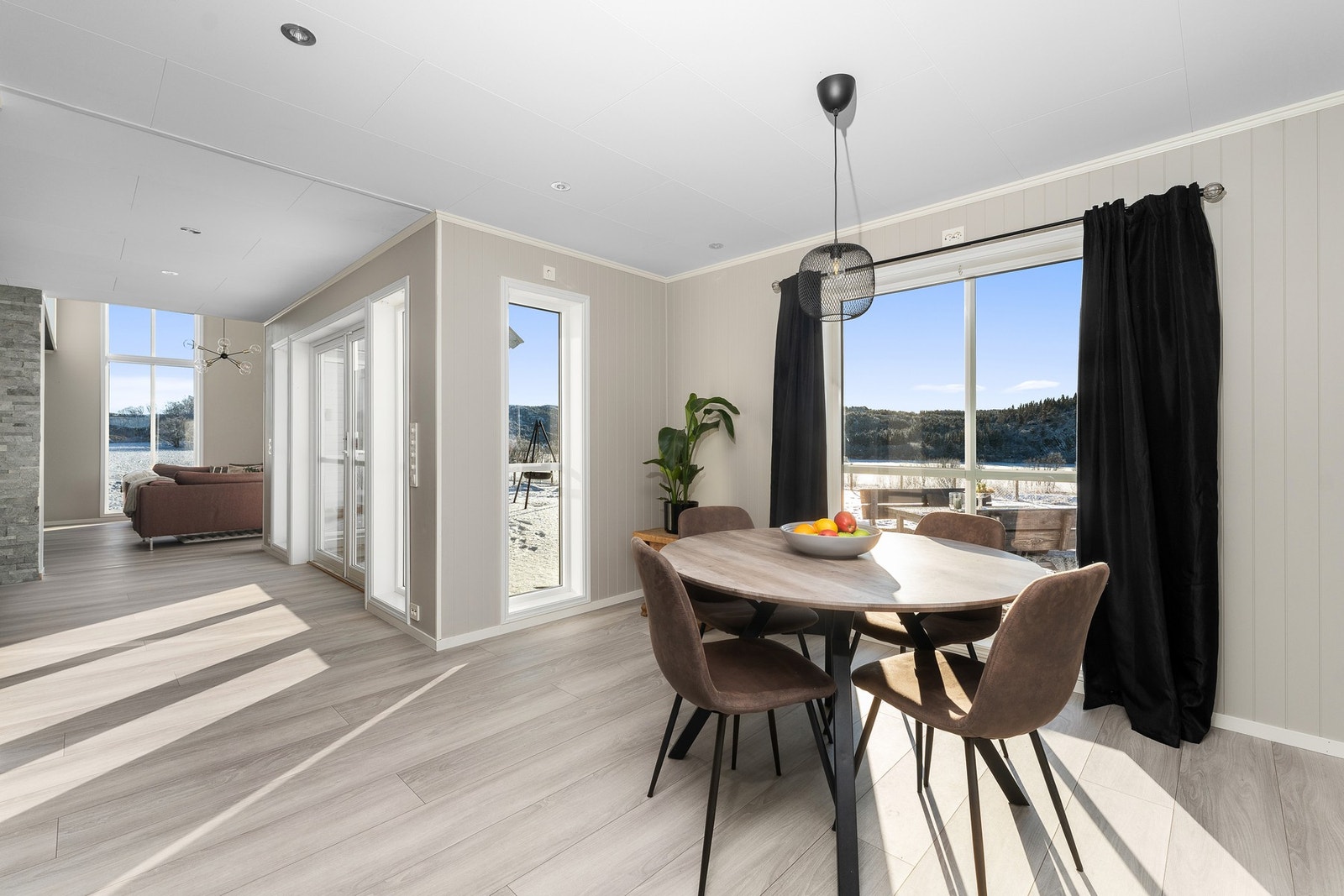 Her kan du nyte en varm kaffe å drømme deg bort i den vakre utsikten fra de store vinduene Galleribilde