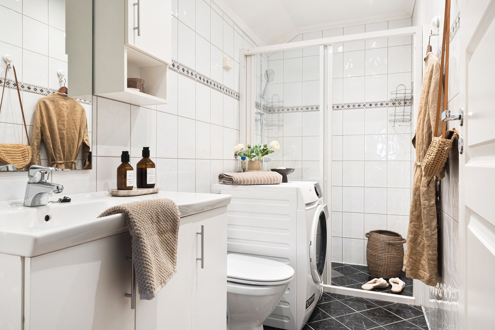 Helfliset bad på 4,2 kvm med varmekabler i gulv. Galleribilde