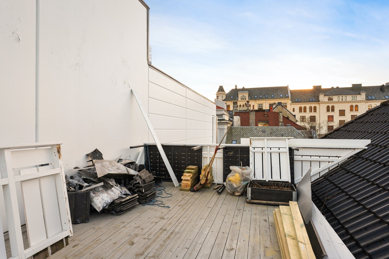 Takterrassen er under arbeid. Til vanlig er dette et fint samlingspunkt hvor du kan nyte utsikten og solforholdene. Galleribilde