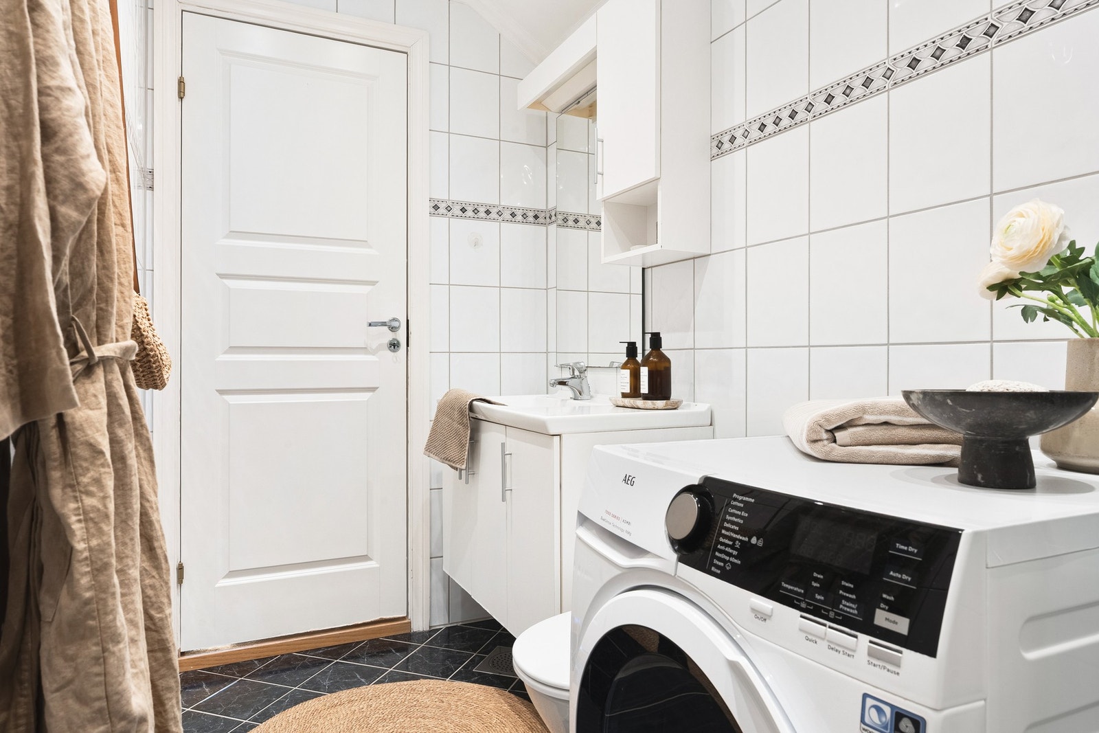 Badet er innredet med en romslig dusj, toalett og opplegg for vaskemaskin. Galleribilde