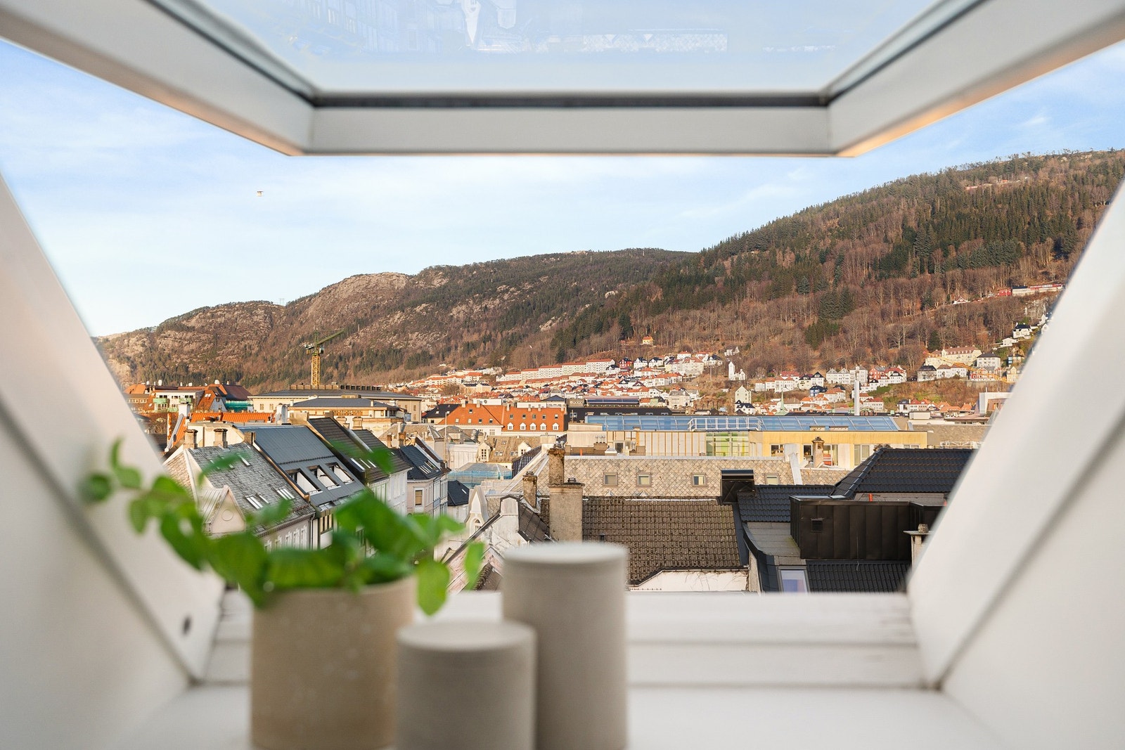 Fra stuen og kjøkkenet har du nydelig utsikt utover Bergen sentrum og byfjell. Galleribilde