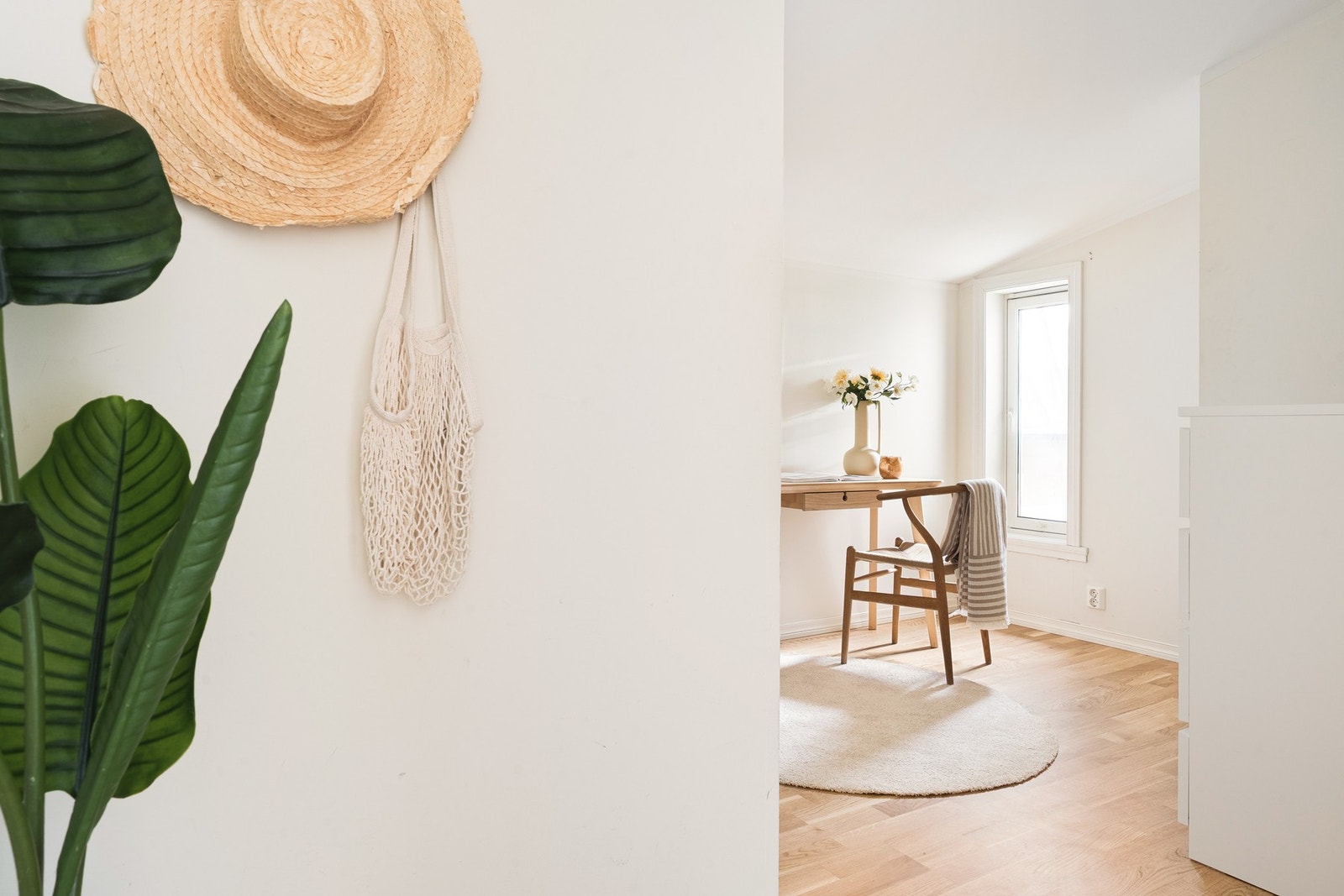 Videre har leiligheten et eget kontor. Perfekt for deg som studerer eller som jobber hjemmefra. Galleribilde