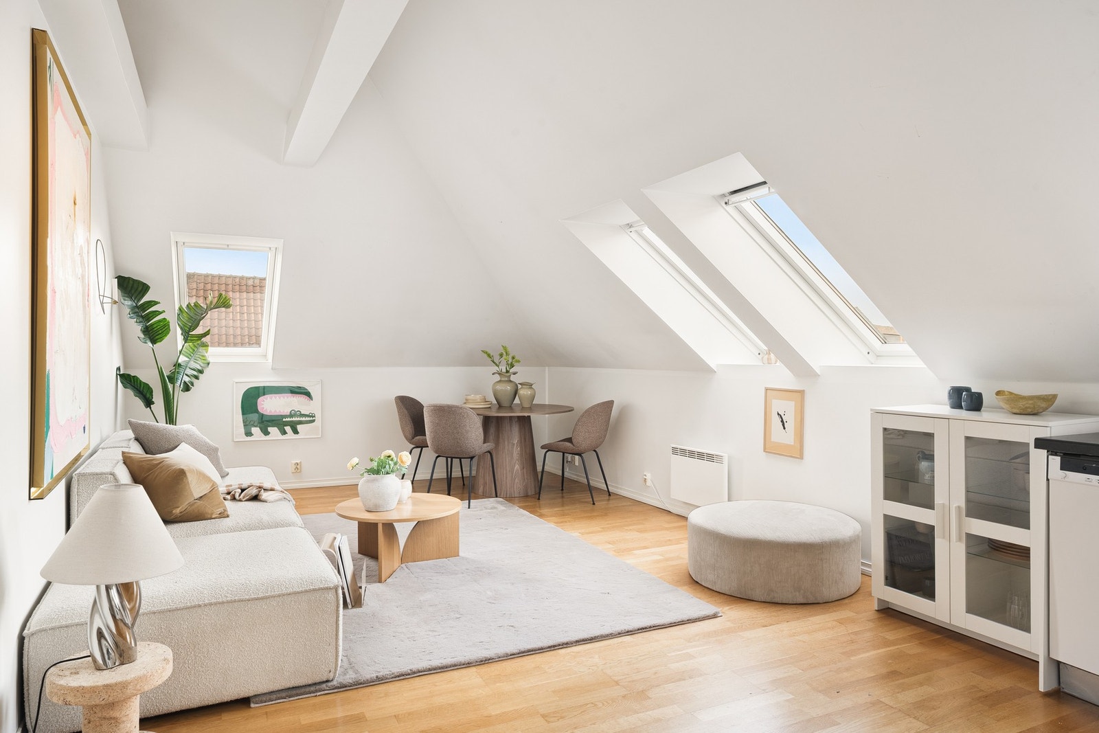 Sosial og åpen løsning mellom stue og kjøkken. Rommet måler 31,4 kvm. Galleribilde