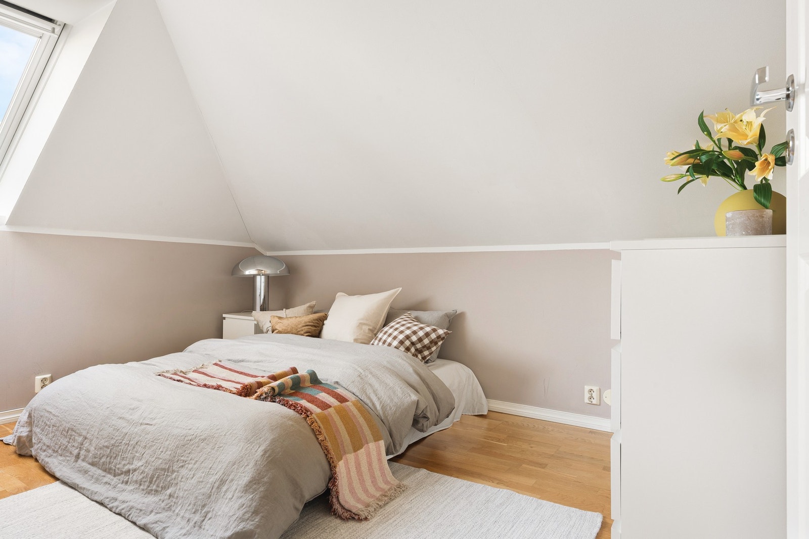 Hovedsoverommet har god plass til dobbelt seng, nattbord på hver side, kommode og annet ønskelig møblement. Galleribilde