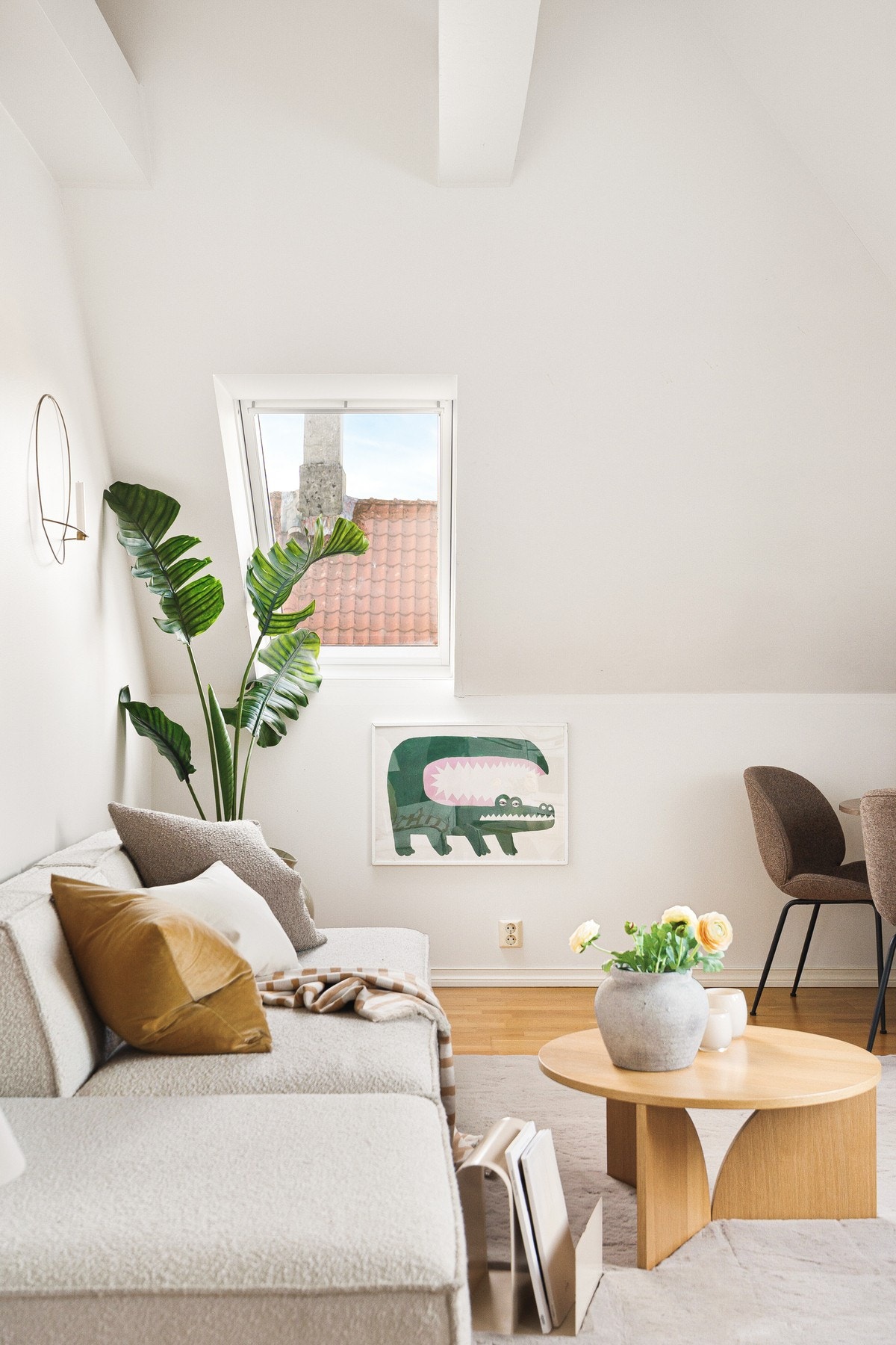 Leiligheten har takvinduer som slipper inn mye naturlig lys. Galleribilde