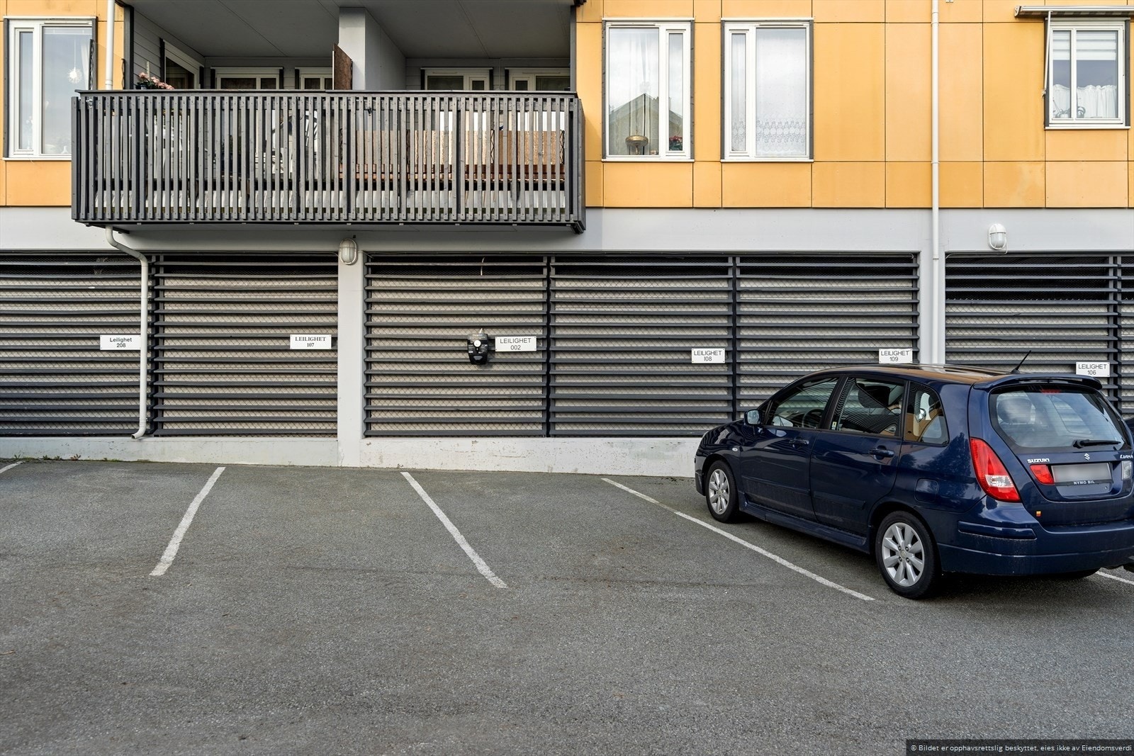 Det medfølger fast utvendig parkeringsplass - Det er klargjort for etablert av lader for elbil (bekostes av hver enkelt) Galleribilde