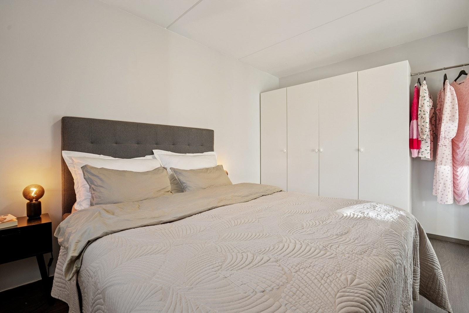 De lyse overflatene bidrar til en luftig atmosfære og gjør rommet enkelt å innrede etter egen stil Galleribilde