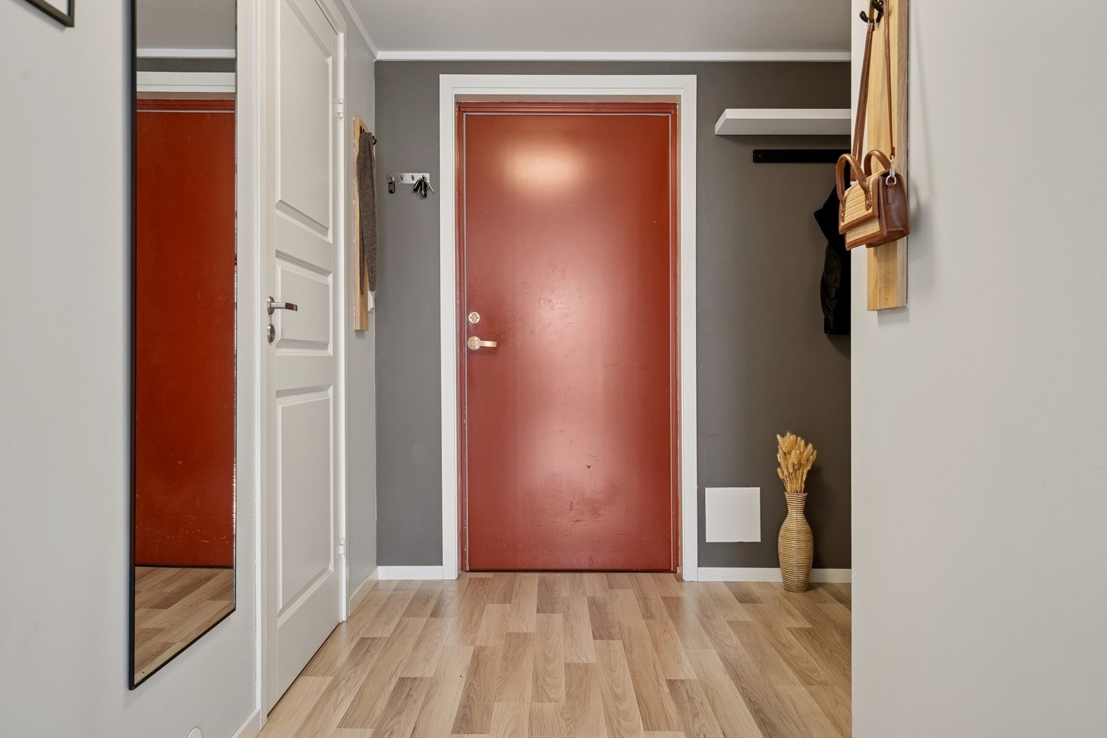 Fra entréen er det adkomst til to praktiske boder som gir gode oppbevaringsmuligheter Galleribilde