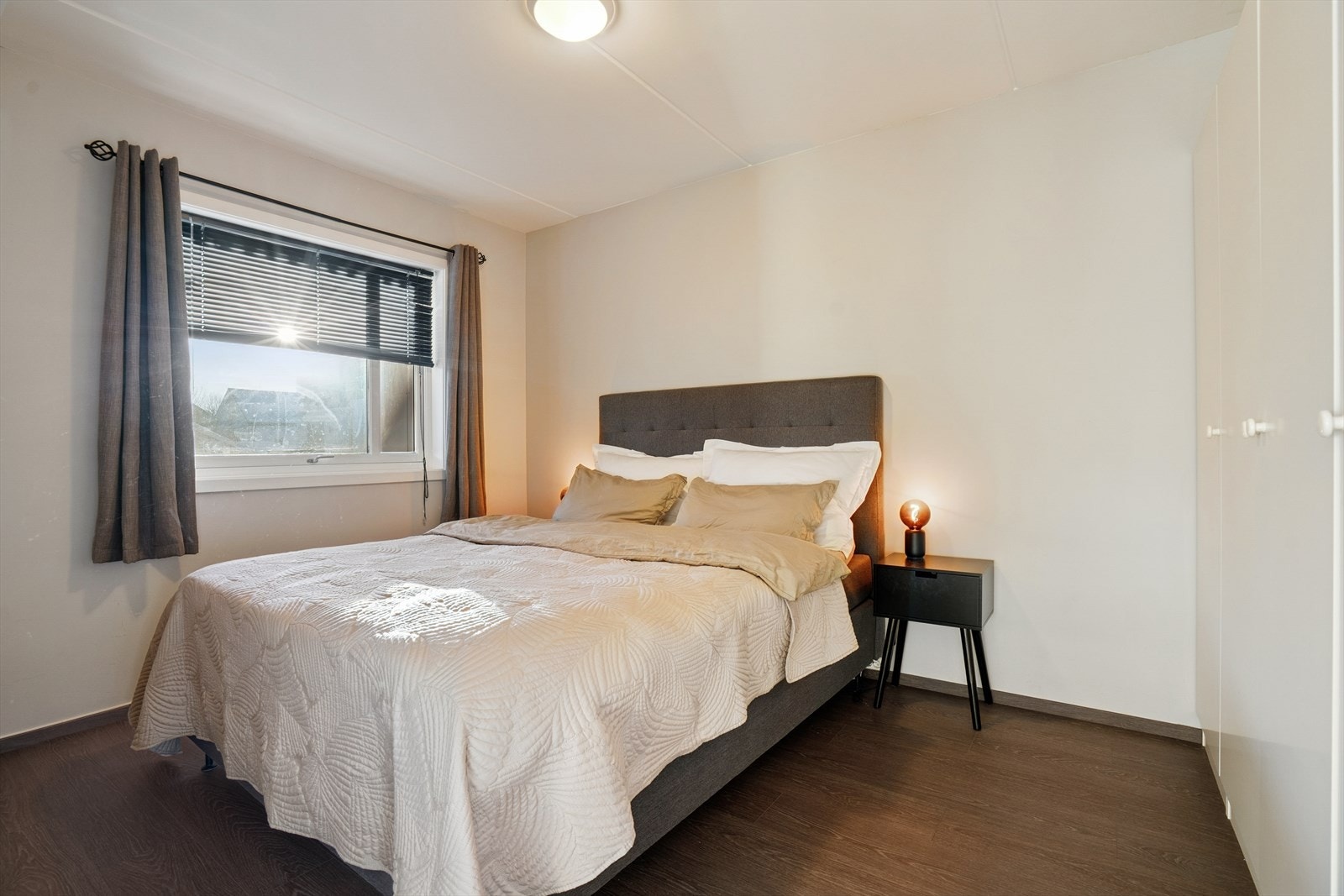 Soverommet er lyst og romslig - Her er det god plass til dobbeltseng samt garderobeskap, noe som gir praktiske oppbevaringsmuligheter Galleribilde