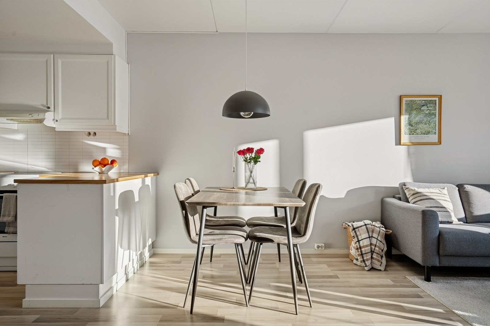 En får fint plass til 4-6 personer i spisestuen Galleribilde