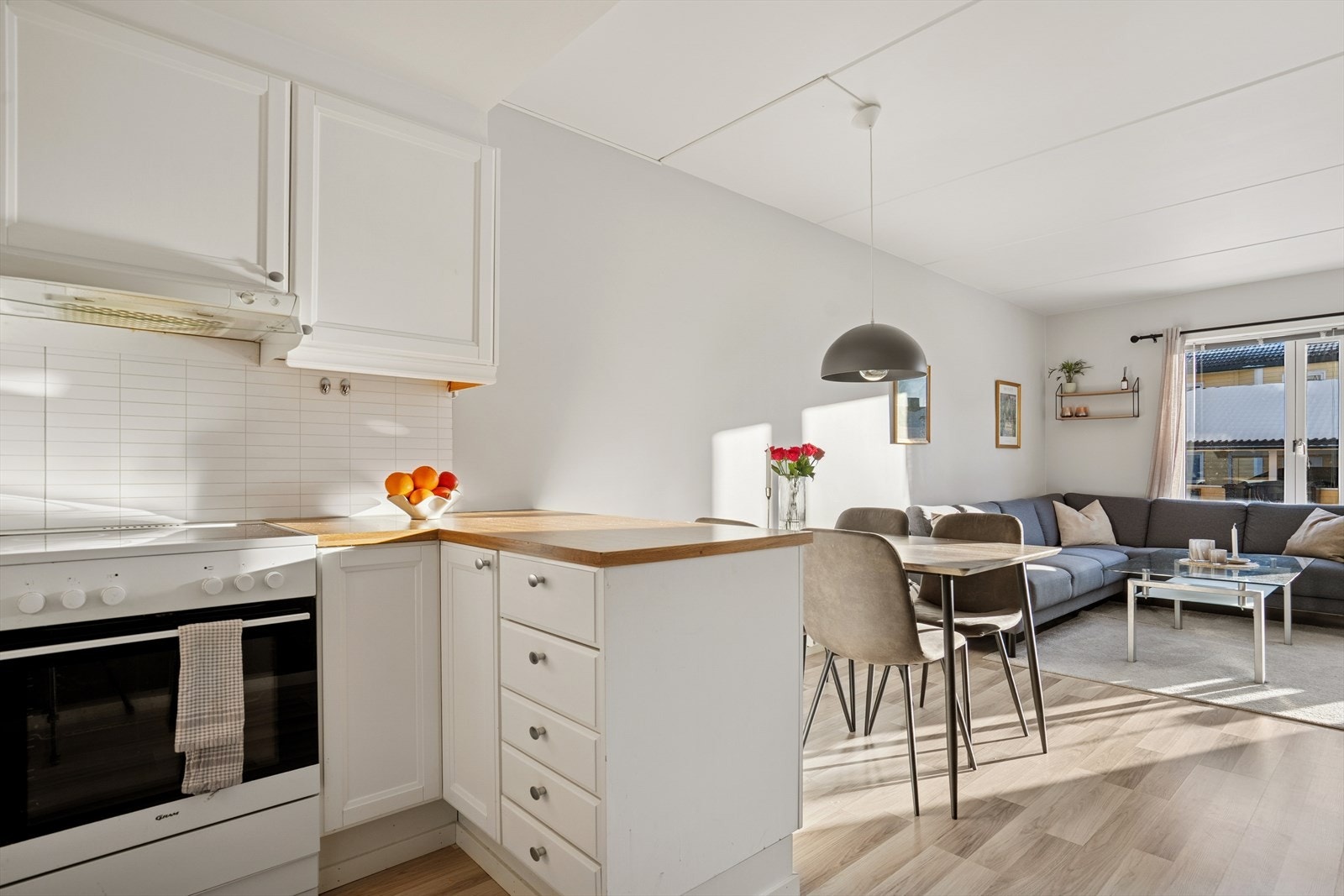 Den åpne løsningen mot stuen skaper en sosial og sammenhengende oppholdsone, hvor det er enkelt å kombinere matlaging og samvær Galleribilde