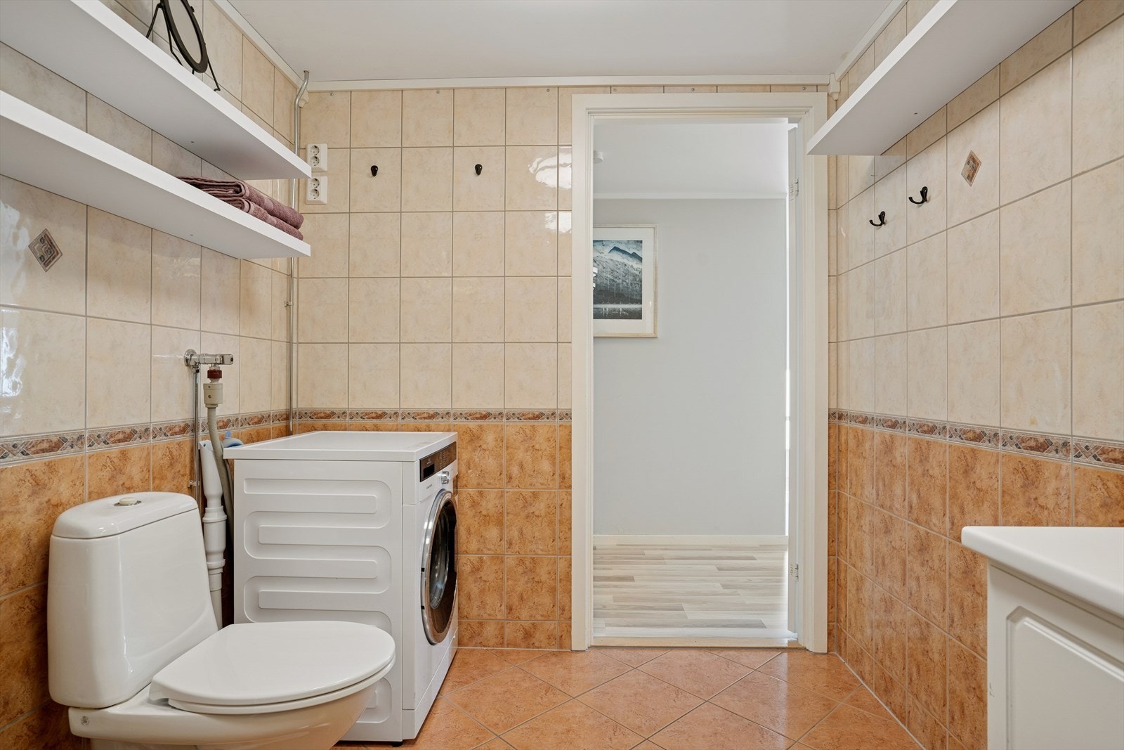 Badet er utført med flislagte vegger og gulv, samt malt tak - I gulvet er det elektriske varmekabler Galleribilde