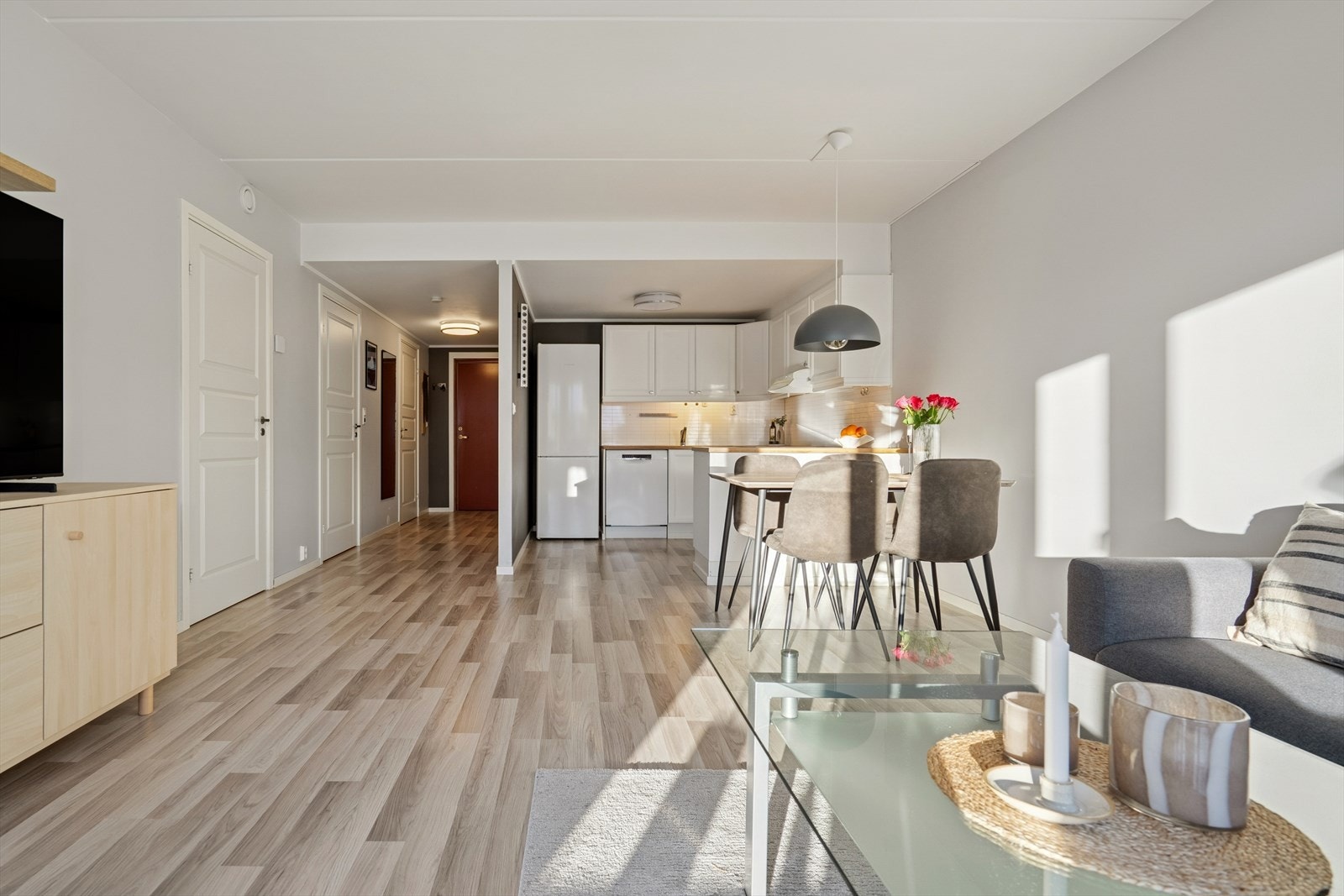 Stue og kjøkken ligger i åpen løsning, noe som bidrar til å skape økt romfølelse Galleribilde