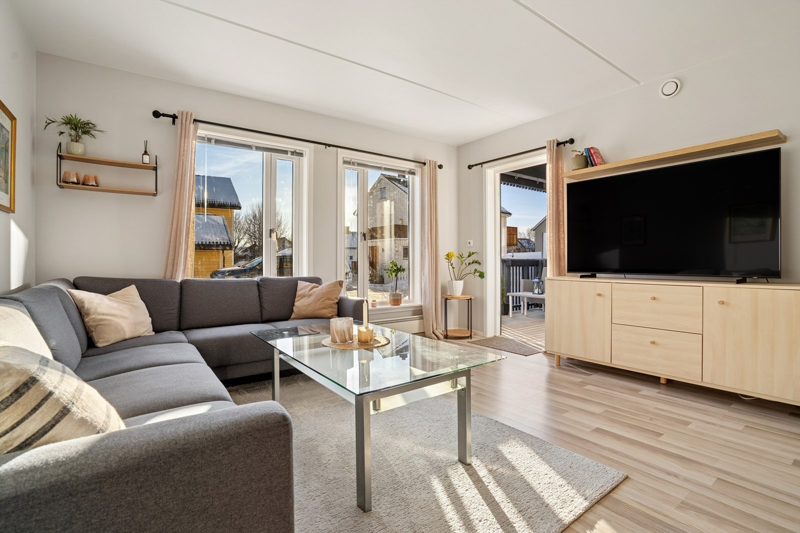 Fra stuen er det utgang til en flott sørvendt veranda Galleribilde