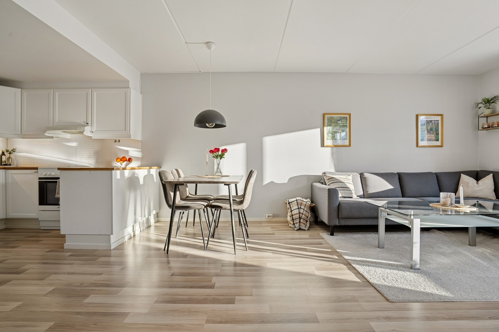 Spisestuen er praktisk plassert like ved kjøkkenet og det er tilrettelagt for taklampe over (medfølger ikke) Galleribilde