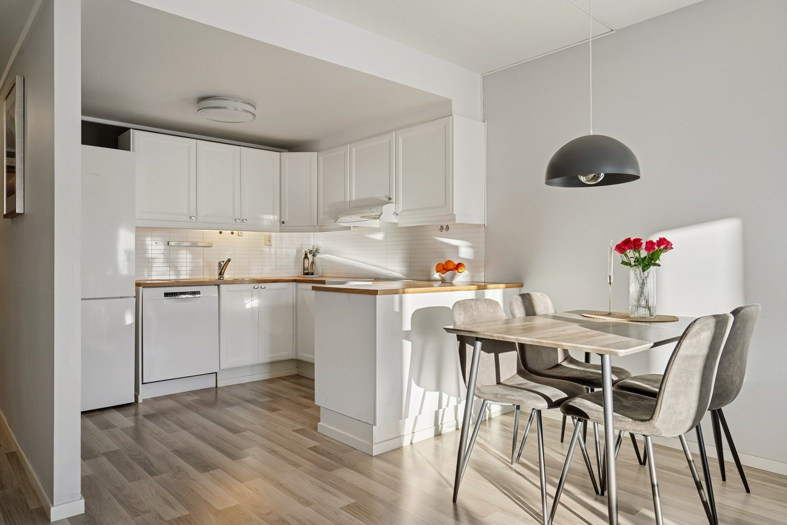 Kjøkkenet er utført i lyse farger som gir et tidløst og delikat uttrykk Galleribilde