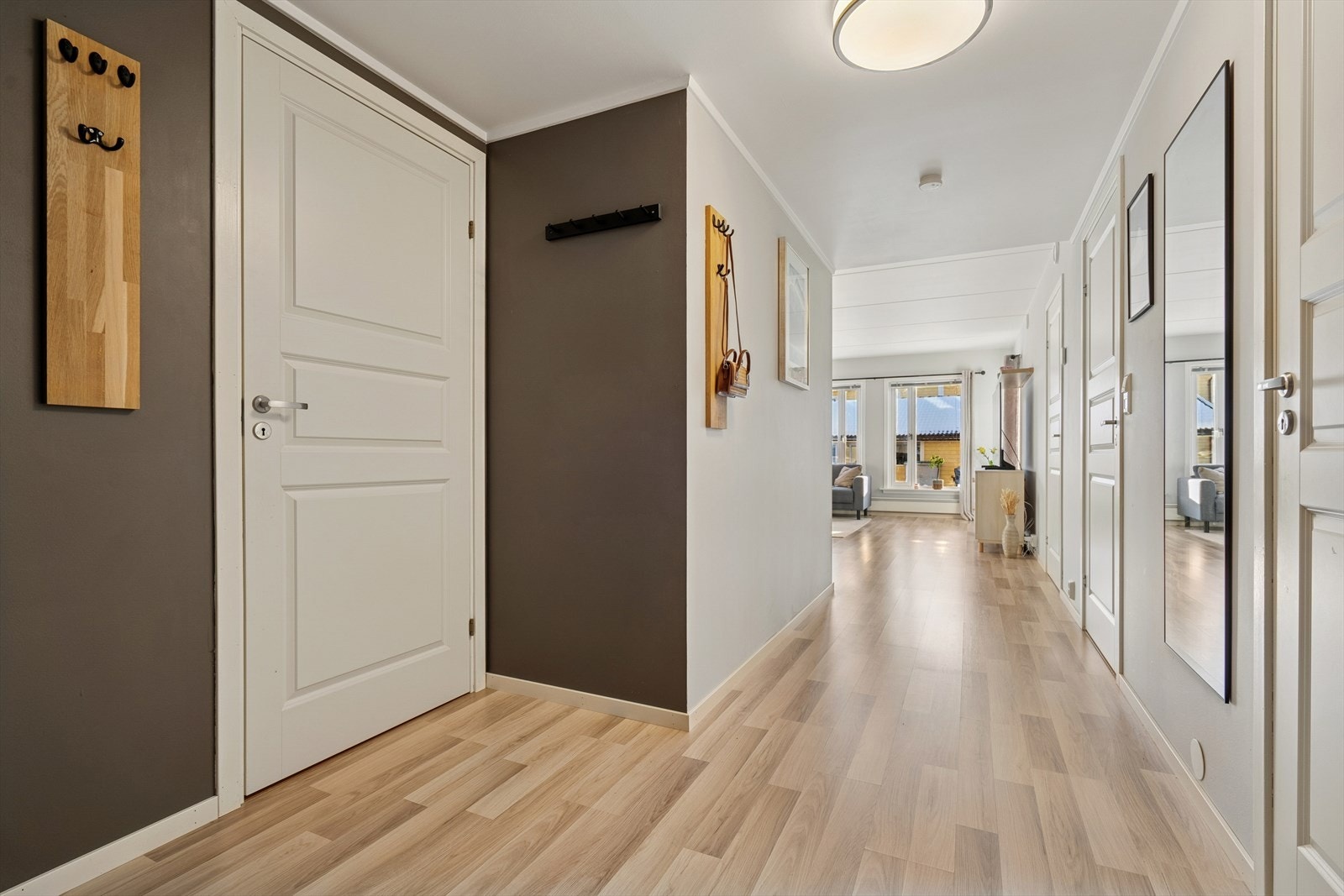 Du ønskes velkommen inn i en praktisk entré med plass til å henge fra seg yttertøyet Galleribilde