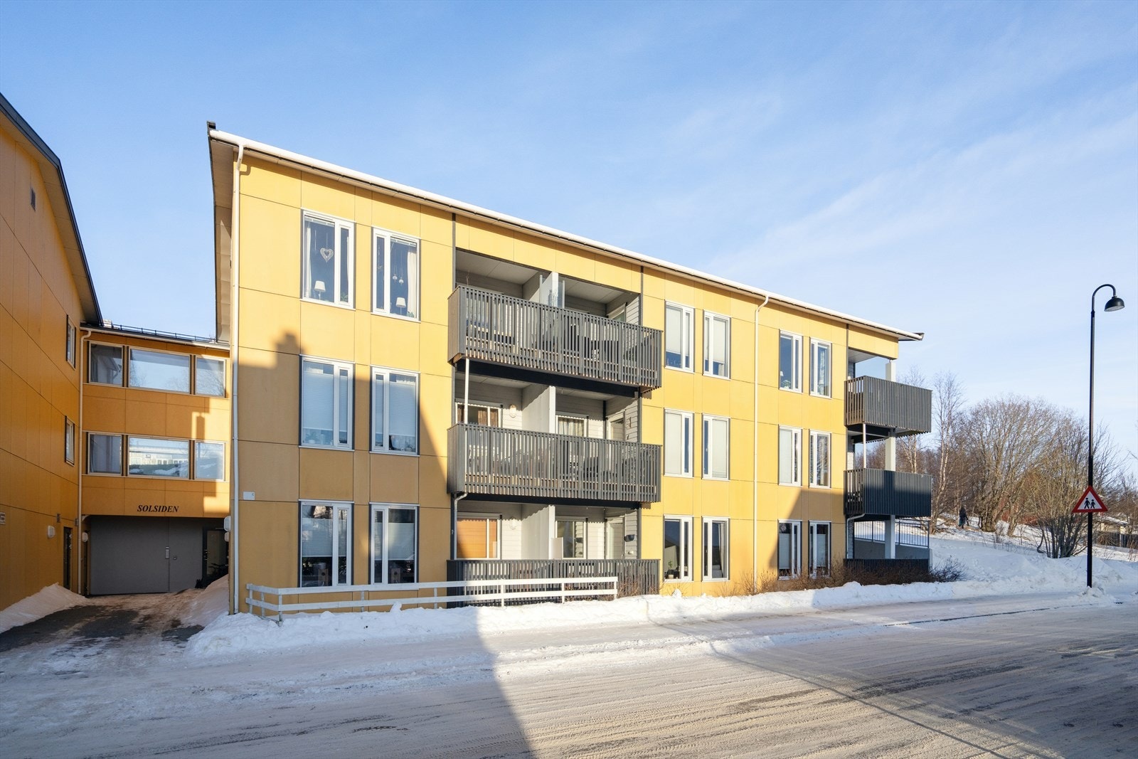 Nevnte leilighet ligger fint plassert på bakkeplan med utgang fra stuen til en sørvendt overbygget veranda Galleribilde