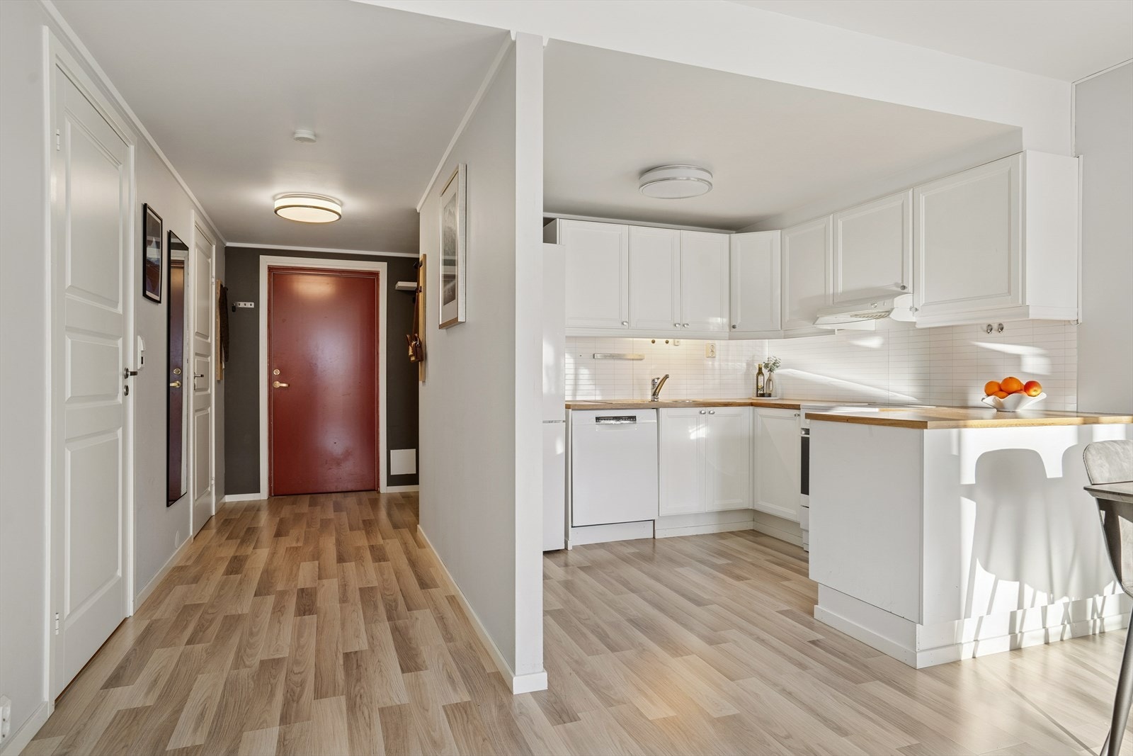 Videre er det en mellomgang som knytter entreen sammen med stue/kjøkken Galleribilde