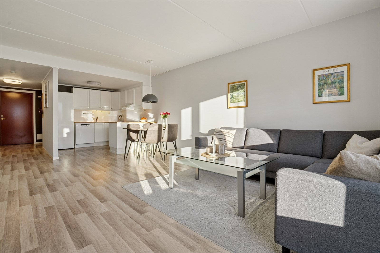 I stuen er det plass til både sittegruppe og spisegruppe, og legger godt til rette for hyggelige hverdager Galleribilde