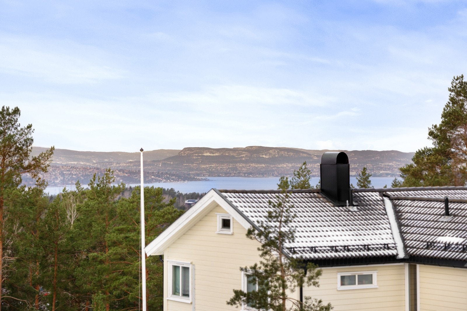 Nydelig utsikt mot Oslofjorden og Norefjell i horisonten Galleribilde