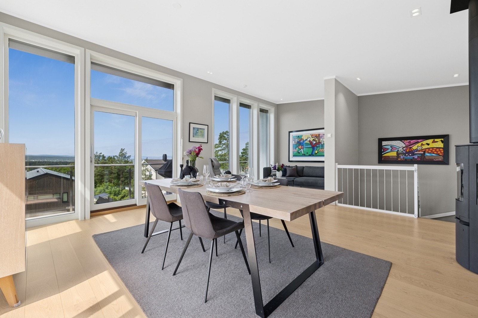 2. etasje: Den gode takhøyden gir en helt spesiel romfølelse i tillegg til de store vinduene som slipper lyset inn Galleribilde