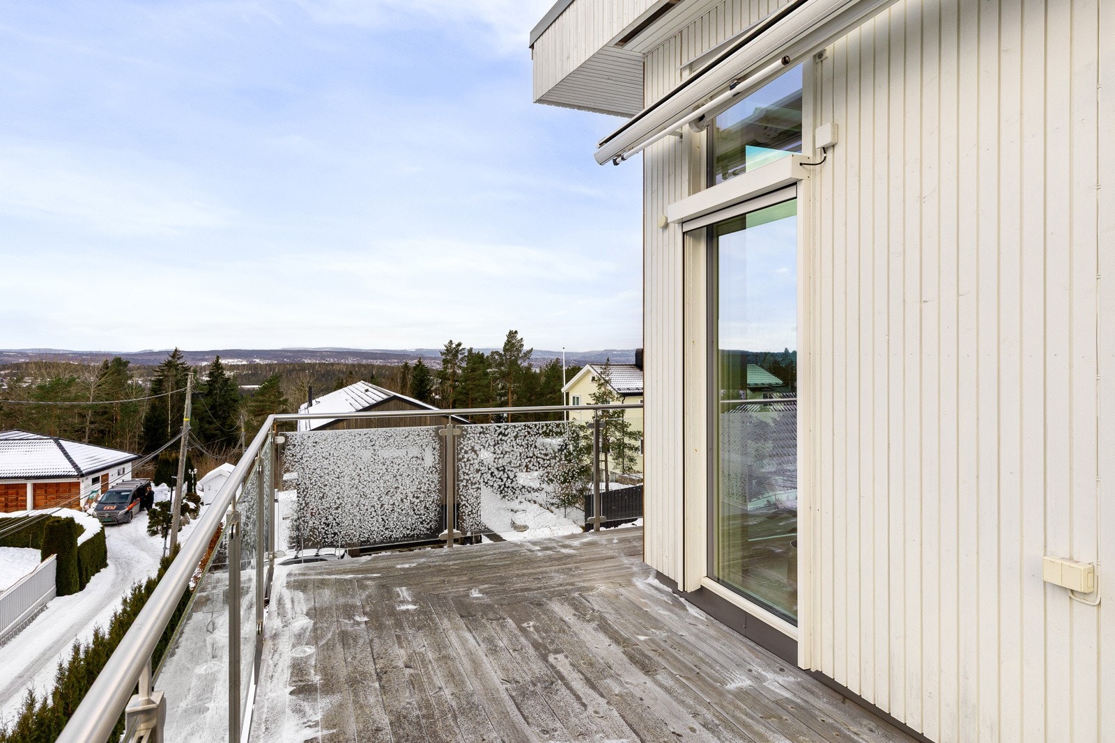 2. etasje: Utgang fra kjøkkenet til en stor sydvestvendt terrasse. Galleribilde