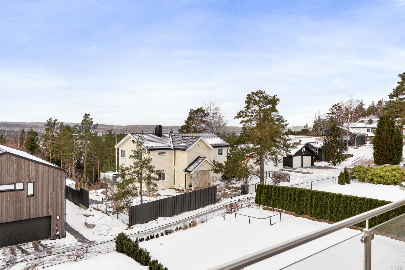 Boligen ligger høyt og fritt med sol fra tidlig morgen til sent på kveld Galleribilde