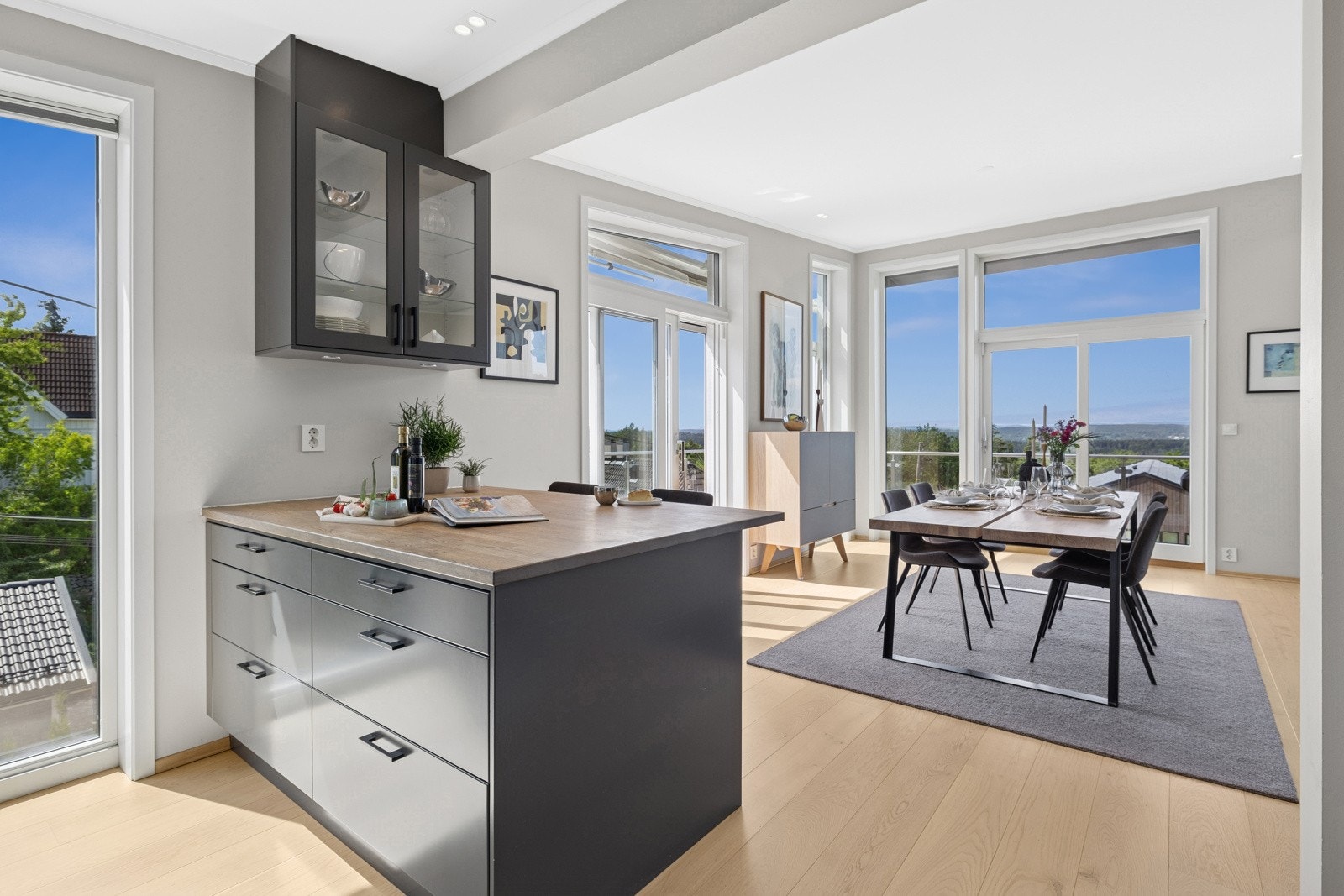 2. etasje: På kjøkkenet kan du lage mat og nyte utsikten gjennom de store vindusflatene i stuen Galleribilde
