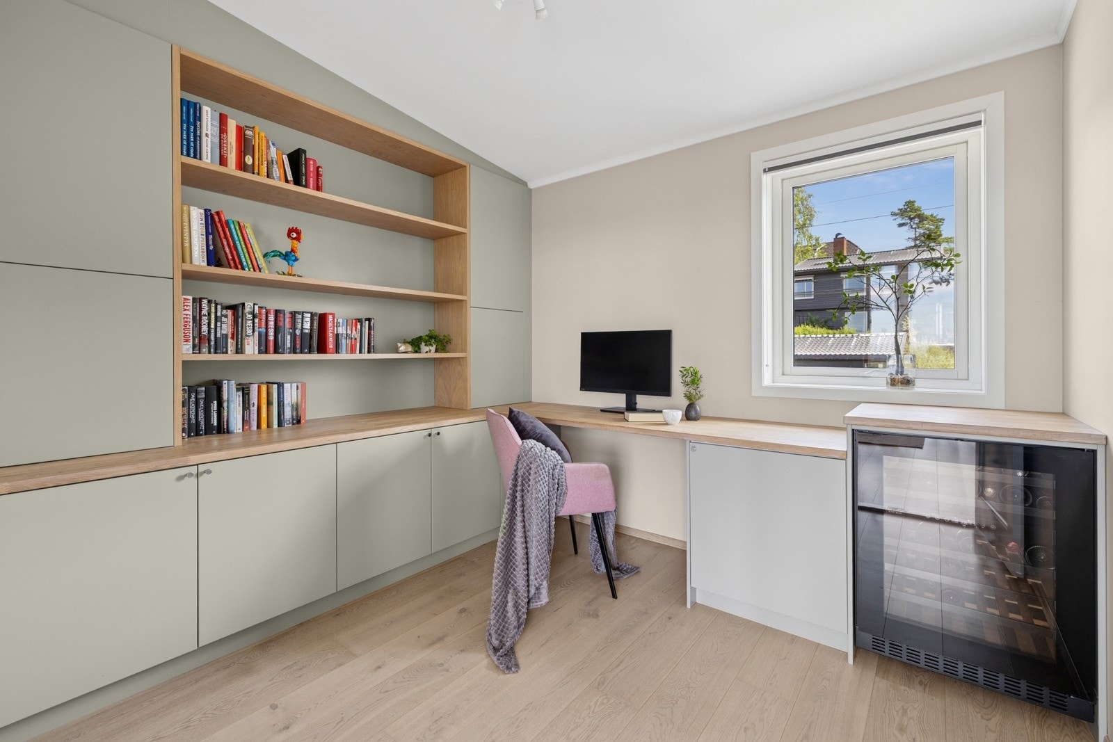 2. etasje: I boligens 2. etasje er det et soverom som selger har innredet til hjemmekontor. Rommet kan også benyttes som tv-stue eller soverom Galleribilde