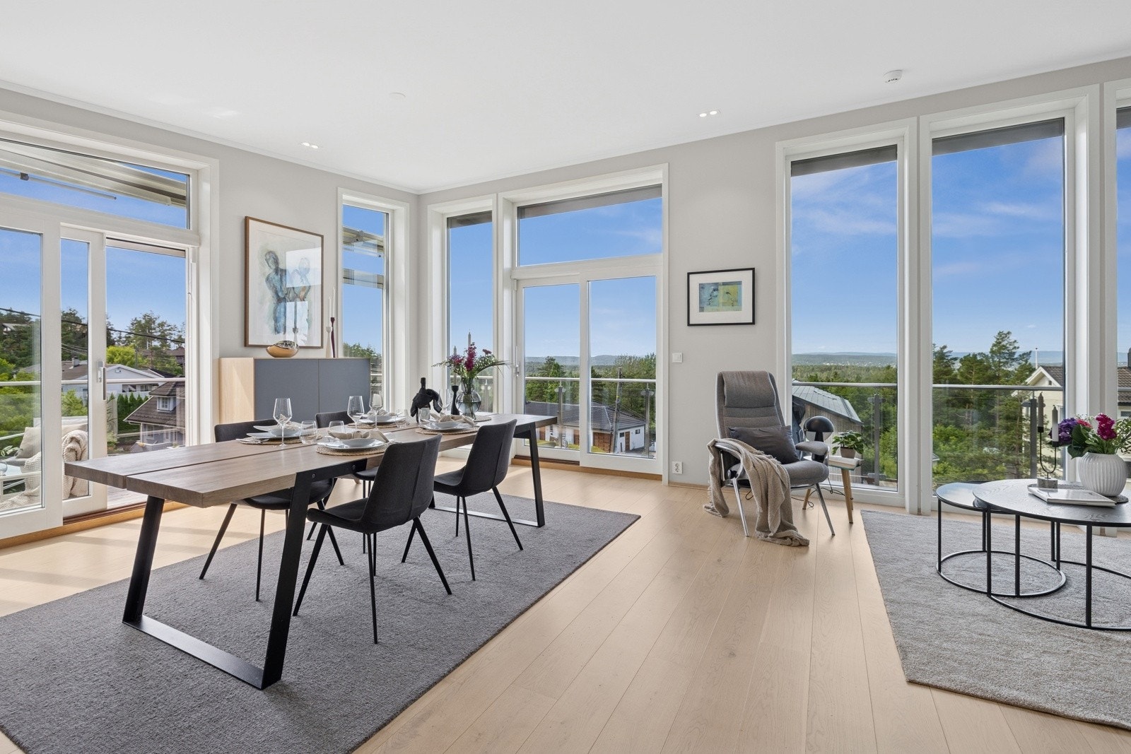 2. etasje: I stuen er det høy takhimling og store vindusflater der utsikten kan nytes fra alle kanter. Her kan du dekke langbord til storfamilien Galleribilde